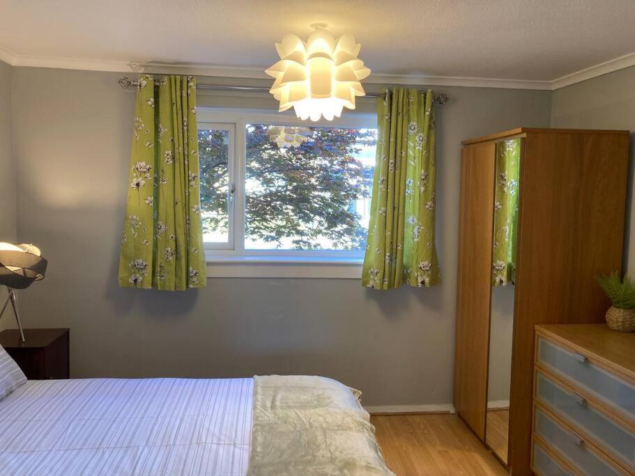 Comfy 1 Bedroom Flat With Free Parking Glasgow Exterior photo