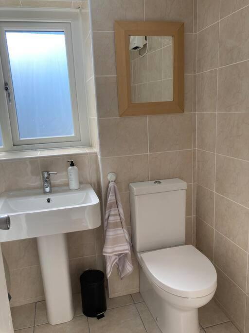 Comfy 1 Bedroom Flat With Free Parking Glasgow Exterior photo