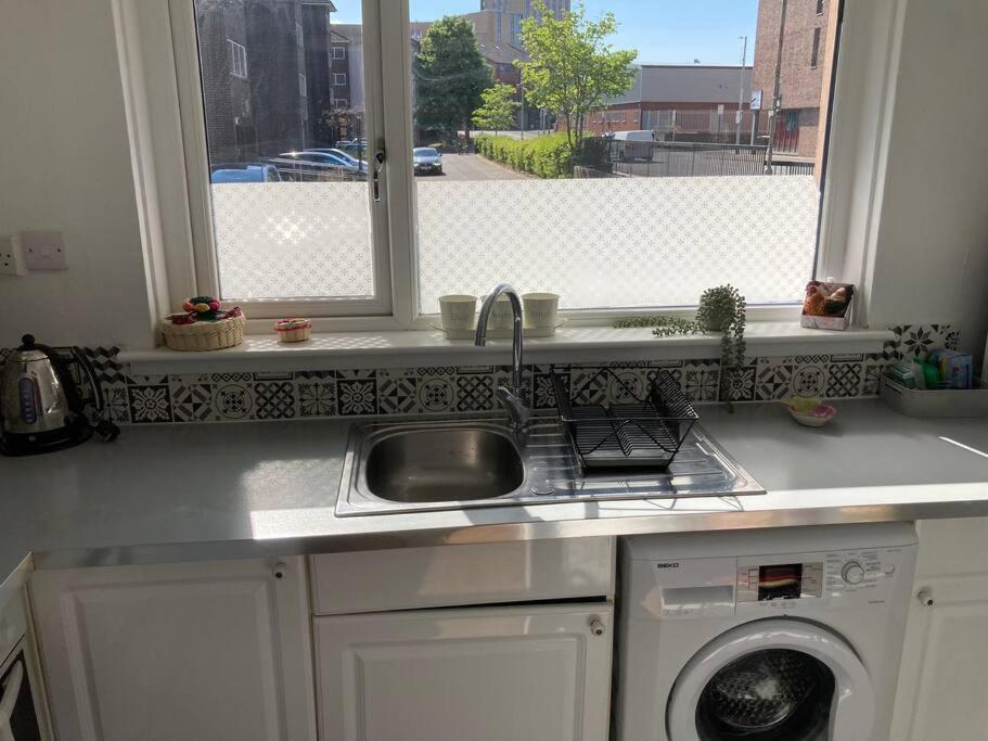 Comfy 1 Bedroom Flat With Free Parking Glasgow Exterior photo