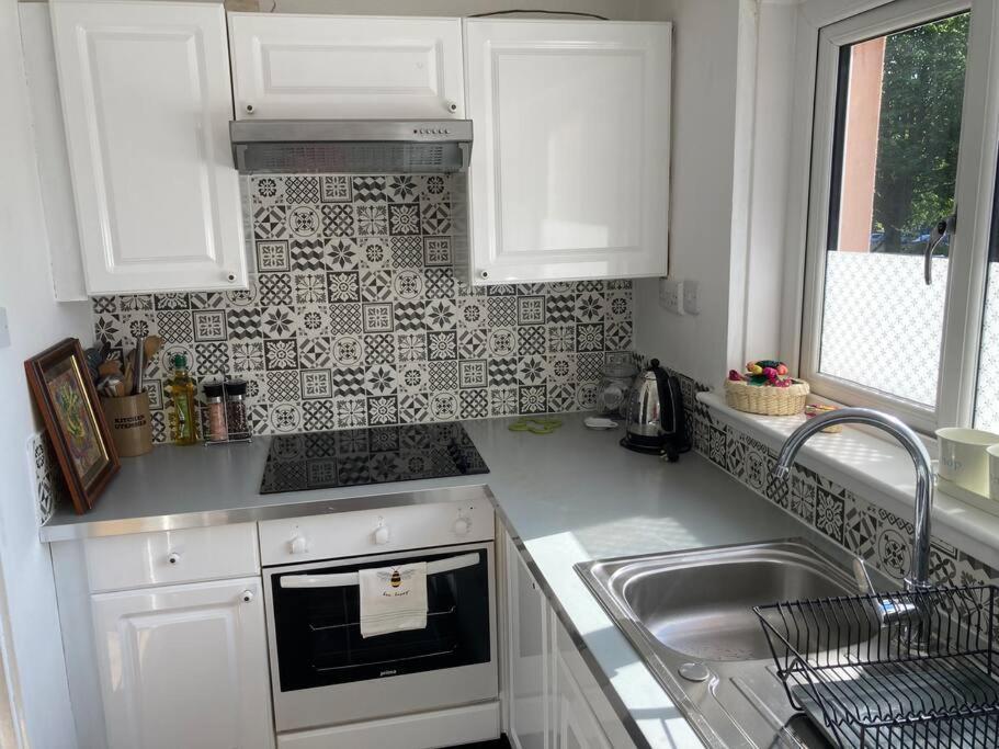 Comfy 1 Bedroom Flat With Free Parking Glasgow Exterior photo